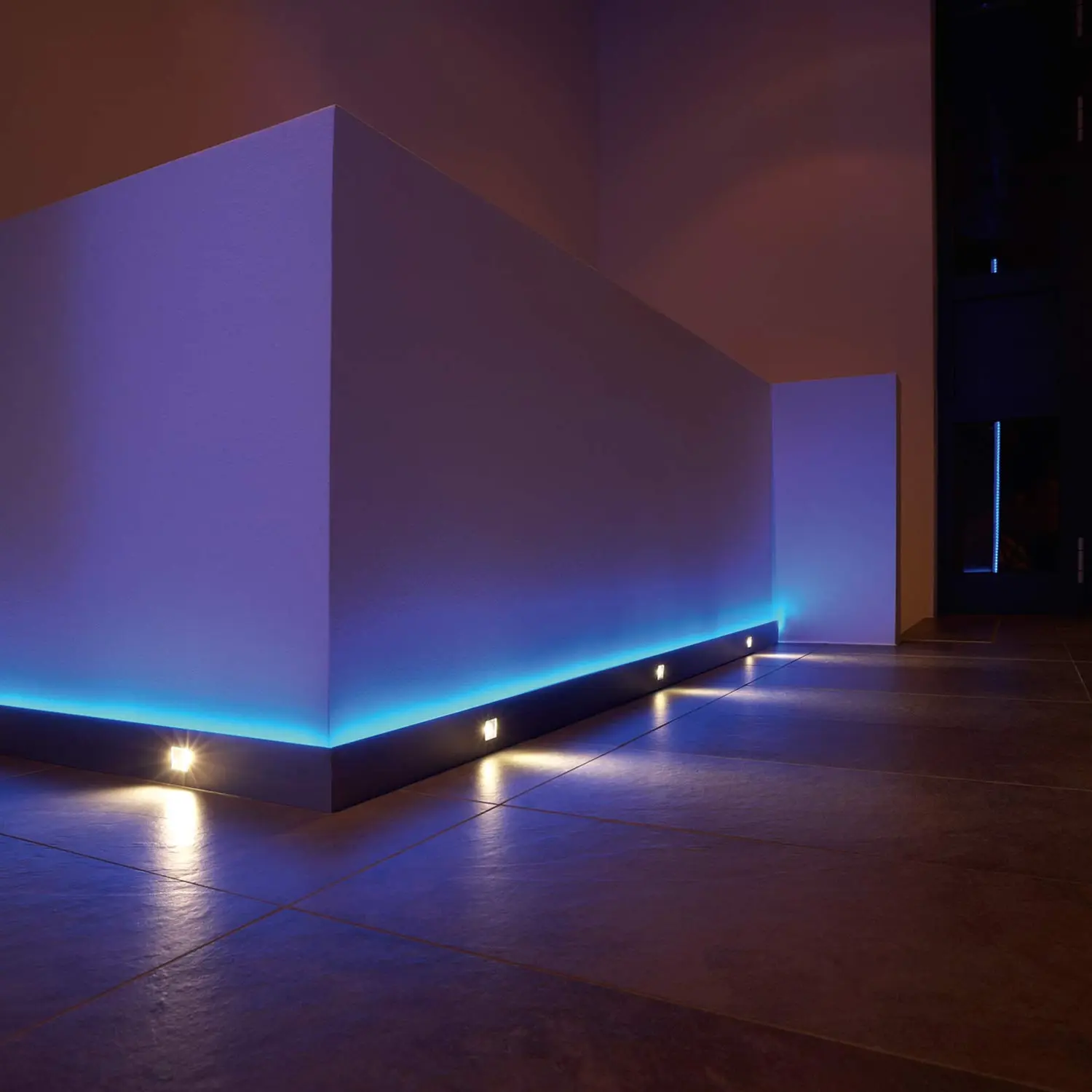 AmbienTrack Sockelleiste: Moderne Elektroinstallation