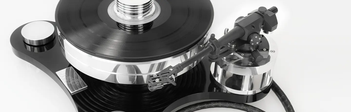 Transrotor-Plattenspieler bestückt mit dem Tonarm TRA 9 mit in-akustik AIR-Tonarmkabel
