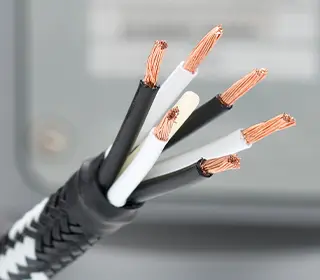 Nahaufnahme des Referenz LS-1102 Lautsprecherkabels mit abisolierten Kabelenden