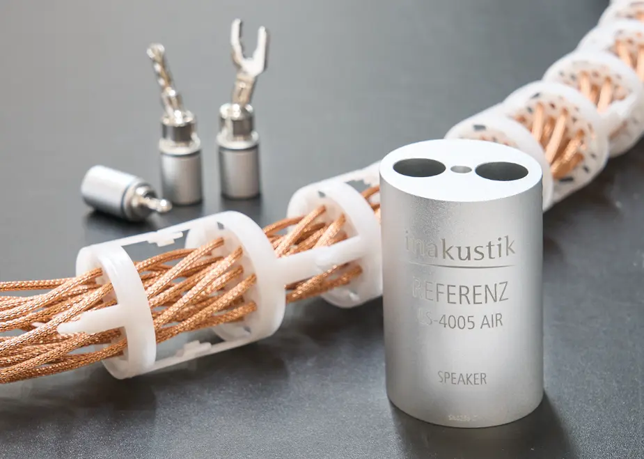 in-akustik Lautsprecherkabel und Zubehör auf Tisch