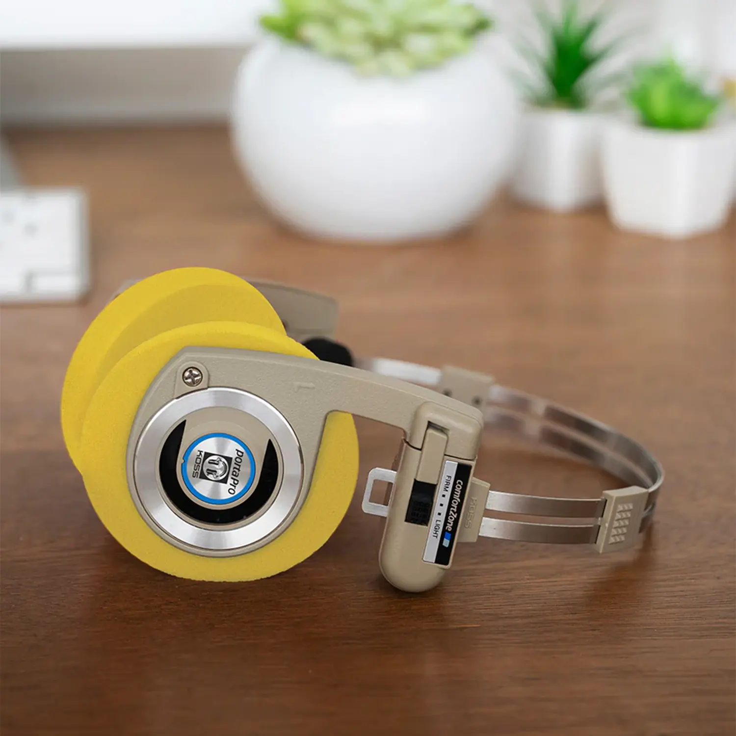 Porta Pro 2.0 Wirless-Kopfhörer mit gelben Ohrpolstern