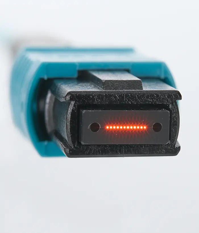 Nahaufnahme eines HDMI-Steckers eines Lichtwellenleiterkabels mit MPO-Technologie