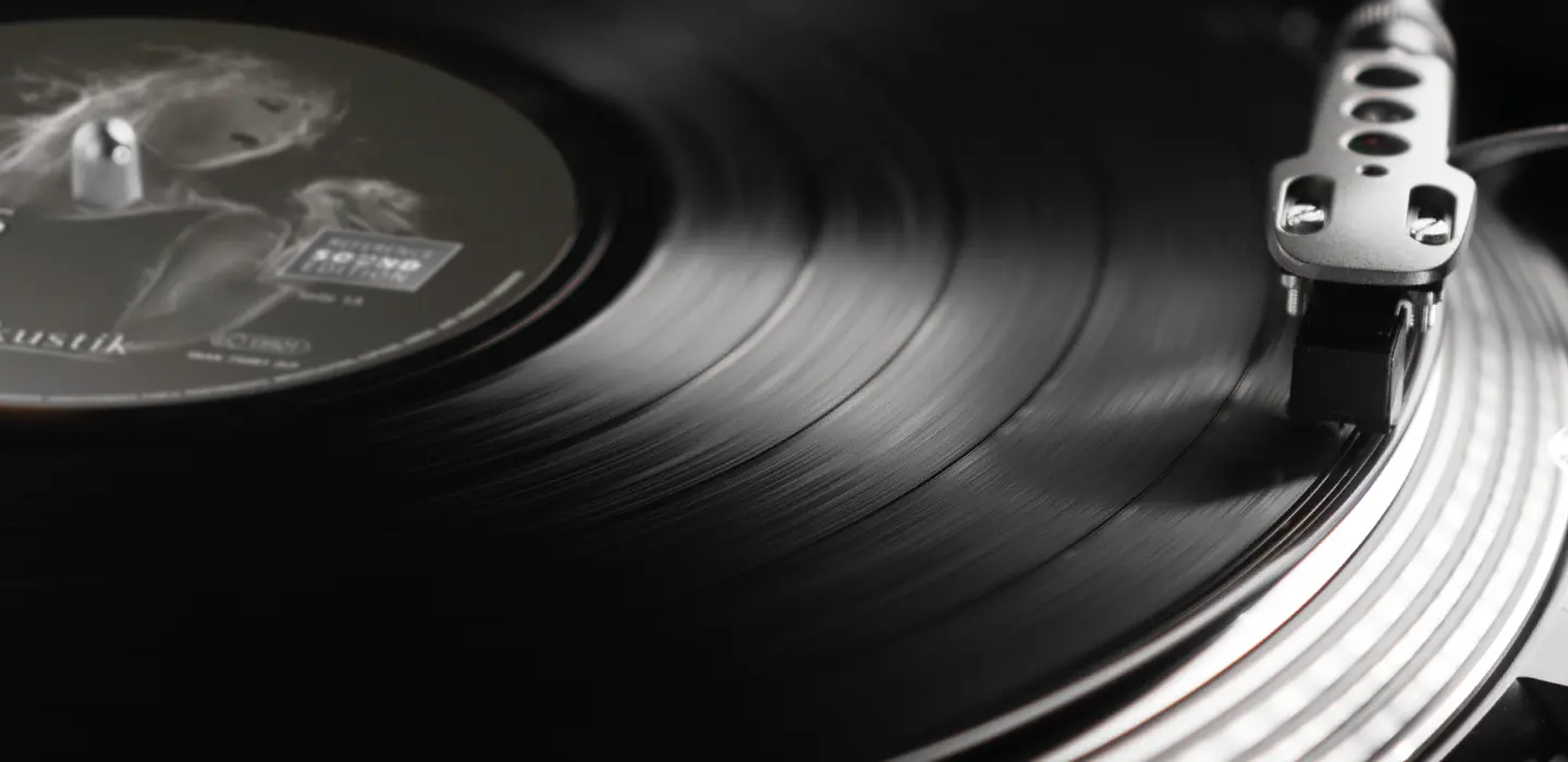 Schallplatte auf Plattenspieler von in-akustik