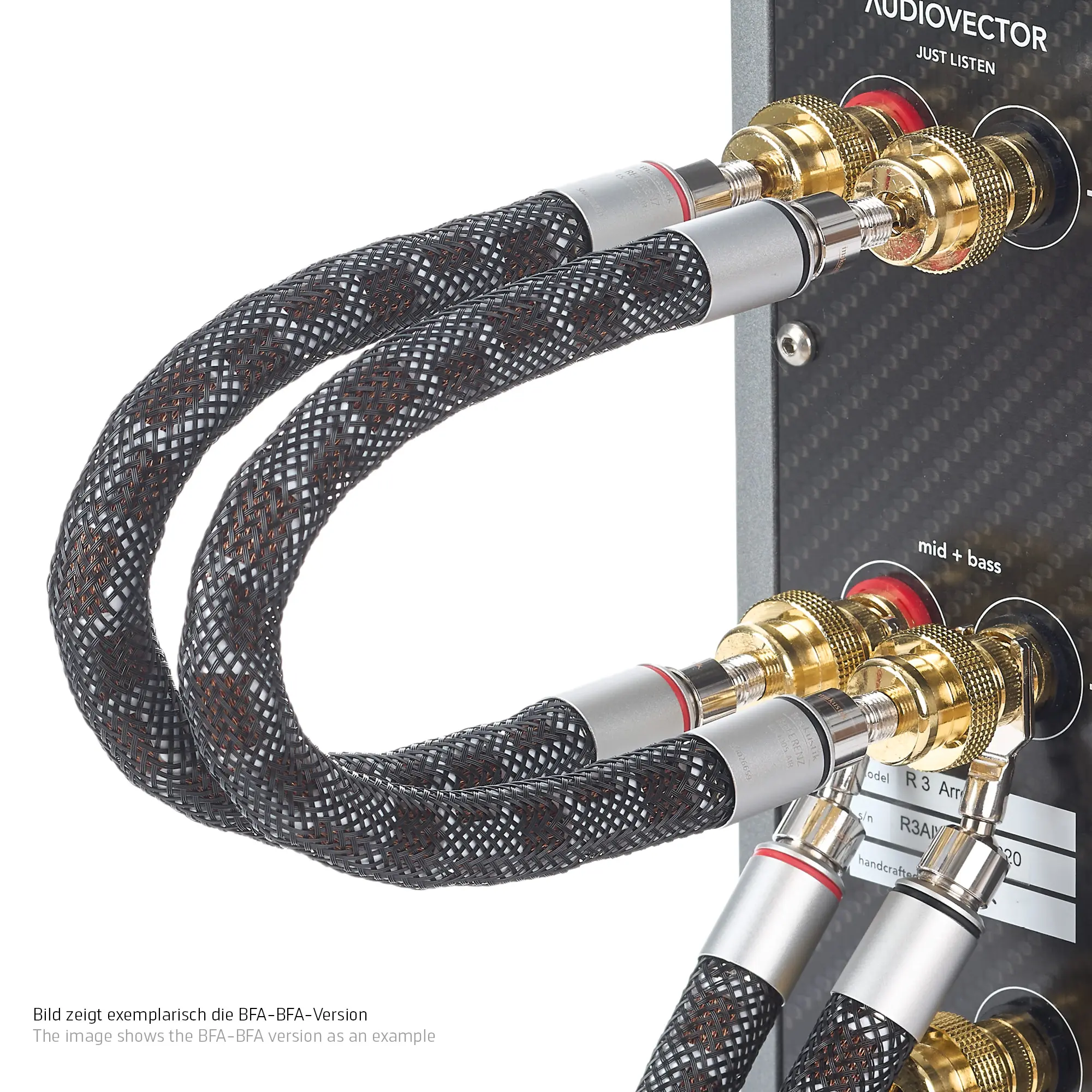 Lautsprecherkabel 4005 AIR biwire Brücken angesteckt an einem Verstärker 